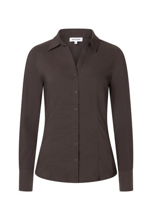 Donkerbruine getailleerde blouse met lange mouwen, kraag en knopen aan de voorkant, getoond tegen een witte achtergrond.