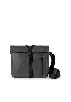 Graue Roll-Top-Tasche aus strapazierfähigem Stoff, mit einem schwarzen verstellbaren Tragegurt, einer vorderen Reißverschlusstasche und einem sicheren Schnallenverschluss.