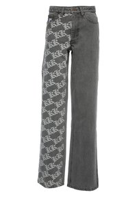 Grå denimjeans med et mønster på siden som viser gjentatt svart og hvit skrift. Rett benkutt, femlommers design og metallbeslag.