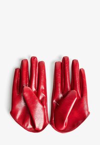 Piros bőrkesztyűk sima felülettel, fitted dizájnnal és három szekcióval az ujjak számára. Figyelemre méltó élénk színük és elegáns kivitelük.