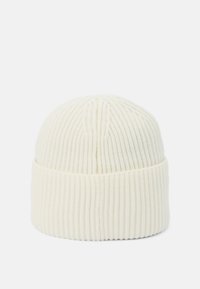 Hvid strikket beanie-hat med ribbet design, blød tekstur og fold-over skygge for ekstra varme og komfort.