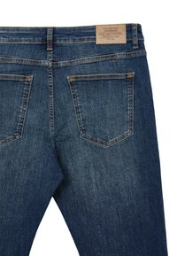 Jeans in denim blu scuro con un classico design a cinque tasche, caratterizzati da un'etichetta cucita nella parte posteriore in vita e dettagli in filo a contrasto.