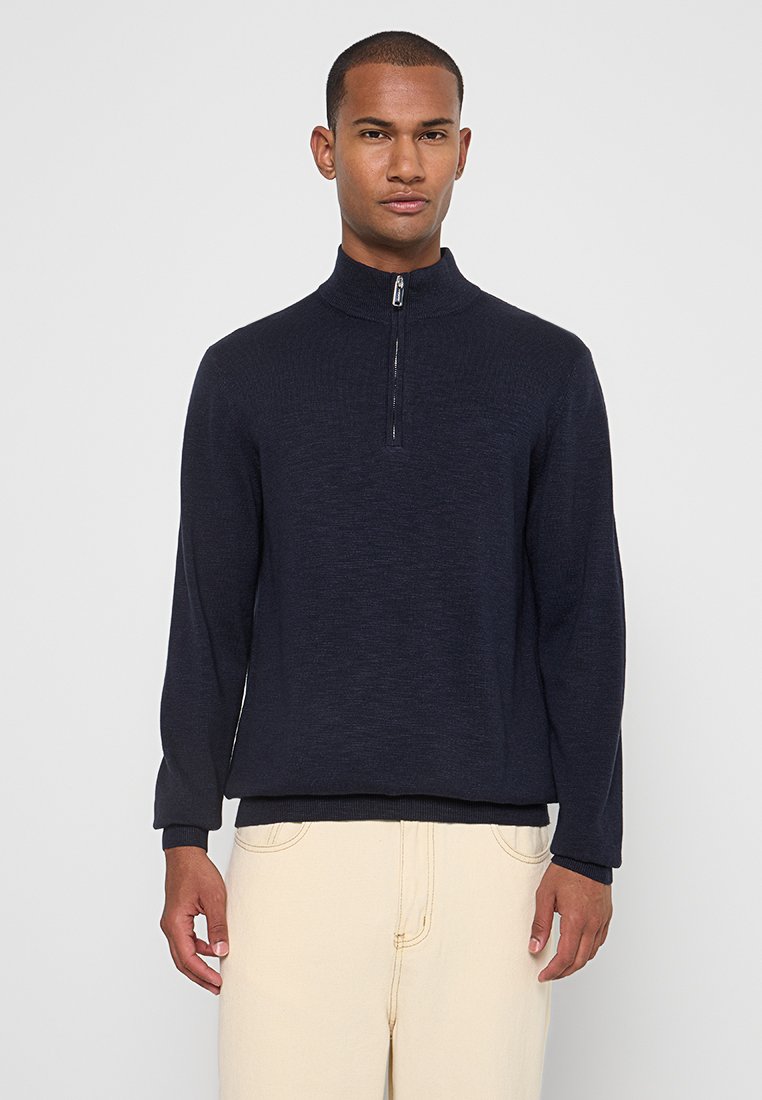 Granatowy sweter na zamek błyskawiczny z wysokim kołnierzem i długimi rękawami. Wykonany z teksturowanej tkaniny, z półdługim zamkiem i prążkowanym wykończeniem.