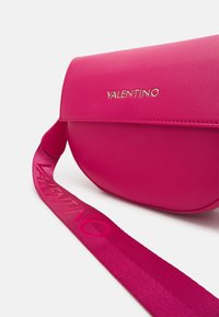 Valentino Bags BIGS - Mala a tiracolo - fuxia