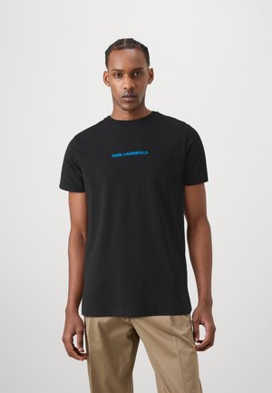 Μαύρη βαμβακερή T-shirt με μπλε λογότυπο "KARL LAGERFELD" κεντρισμένο στο στήθος. Έχει κοντό μανίκι και σχέδιο με λαιμόκοψη, με απαλό υφή.