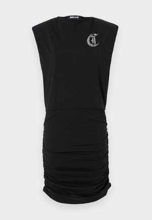 Vestido negro con una silueta ajustada, mangas cortas de tipo capri y detalles fruncidos en los laterales. Presenta un pequeño logo en pedrería en el pecho.