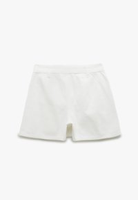 Witte katoenen shorts met een aansluitend ontwerp, voorzien van een ritsgulp, twee achterzakken en een zachte textuur. Gestikte details langs de randen.