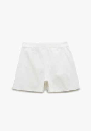 Białe bawełniane spodenki o dopasowanym kroju, z zipem, dwoma przednimi kieszeniami i gładką teksturą. Wzdłuż brzegów ozdobne przeszycia.