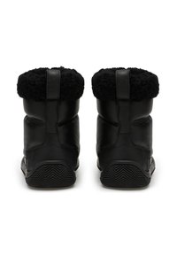 Stivali in pelle nera con colletto in lana testurizzata, dotati di suola robusta e di una linguetta posteriore per facilitarne la calzata. Vista posteriore che mette in evidenza i dettagli delle cuciture.