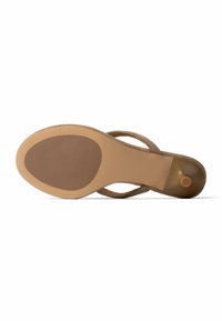 Sandale vue du côté de la semelle, semelle en caoutchouc beige avec grip texturé, dessus en daim marron clair, et talon bas arrondi avec embout en caoutchouc.