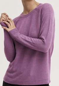 Lila Strickpullover mit langen Ärmeln, rundem Ausschnitt und gerippten Bündchen. Textured Stoff mit glatter Oberfläche und seitlichen Schlitzen am Saum.