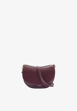 Bordowa torebka na ramię z ekoskóry o zakrzywionym kształcie, z elementami w złotym kolorze i odpinanym paskiem umożliwiającym regulację długości.