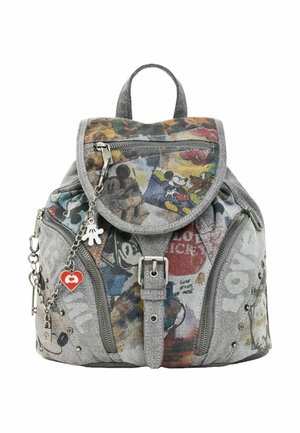 Kleiner grauer Stoffrucksack mit bunten Mickey-Mouse-Prints, zwei vorderen Reißverschlusstaschen, Schnallenklappe und hängendem Schlüsselanhänger mit rotem Herz und Handschuh-Anhänger.