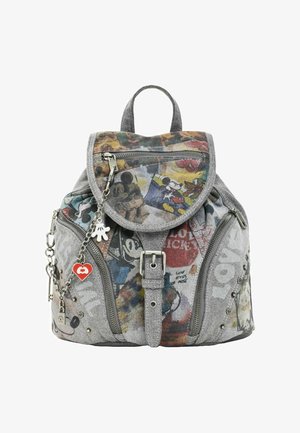 Kleiner grauer Stoffrucksack mit bunten Mickey-Mouse-Prints, zwei vorderen Reißverschlusstaschen, Schnallenklappe und hängendem Schlüsselanhänger mit rotem Herz und Handschuh-Anhänger.