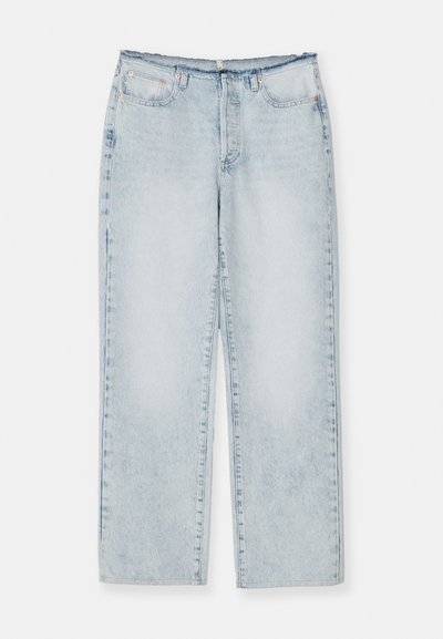 Ανοιχτό μπλε τζιν παντελόνι με ίσια γραμμή, πέντε τσέπες, φερμουάρ και κούμπωμα με κουμπί, καθώς και ξεθωριασμένη υφή. Δεν υπάρχουν ορατές φθορές.