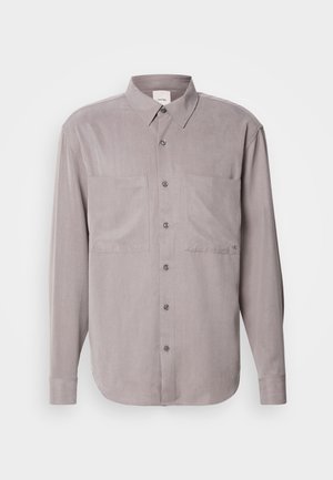 Koszula z długim rękawem zapinana na guziki w stonowanym szarym kolorze, z dwoma kieszeniami na piersiach, klasycznym kołnierzykiem i guzikiem w tym samym odcieniu.