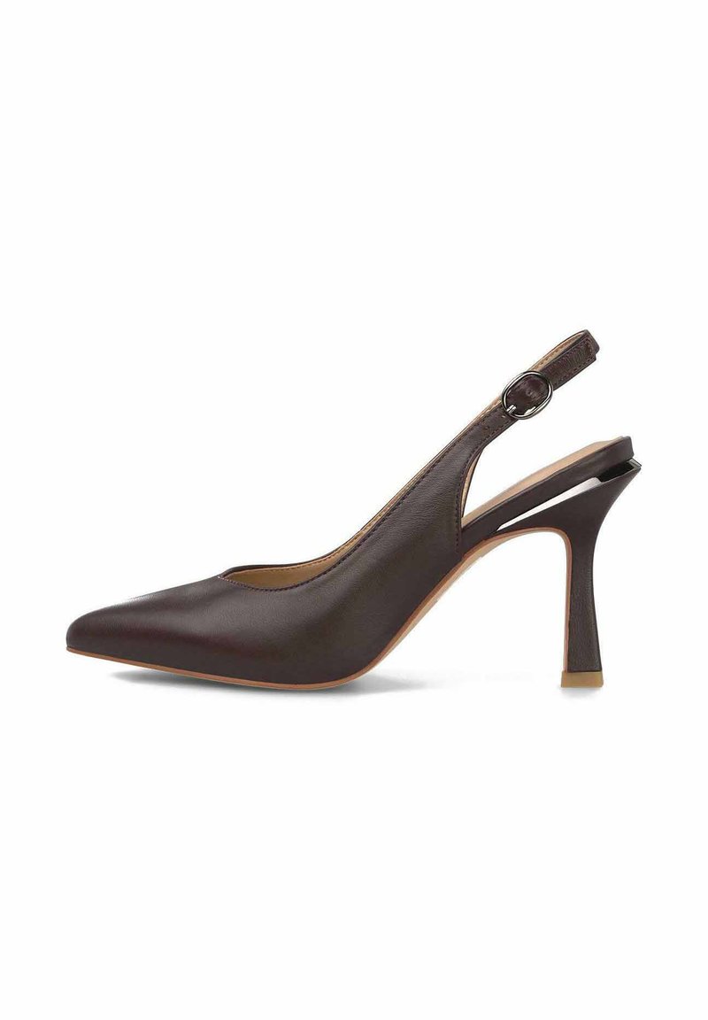 Zapato de tacón alto en color marrón de piel, con punta afilada y un delgado tacón de aguja, que presenta un acento de hebilla en la correa.