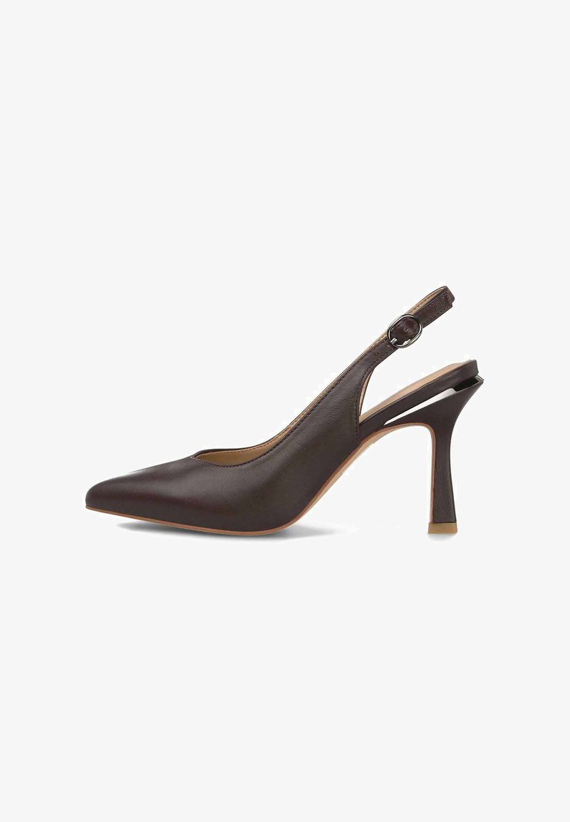 Zapato de tacón alto en color marrón de piel, con punta afilada y un delgado tacón de aguja, que presenta un acento de hebilla en la correa.