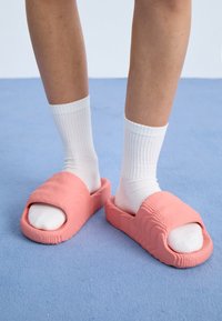 adidas Originals ADILETTE 22  - Natikače za bazen - clay/core black