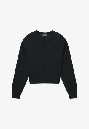 Czarny dziergany, krótki sweter z długim rękawem, z prążkowanym, okrągłym dekoltem, mankietami i dołem, rozłożony na płasko.