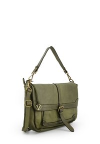 Olivenfarvet læder crossbody taske med justerbar rem, messingbeslag og lukning med frontklap. Har synlige syninger og logo-detalje.