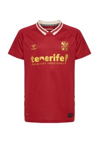 Rode sporttrui met korte mouwen. Heeft een V-hals, gouden logo's en een textuurstof. De tekst zegt "tenerife!" in vette gouden letters.