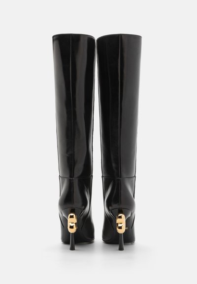 Botine din piele neagră, cu o finisare lucioasă, având un design elegant, toc stiletto și accente din metal aurit în partea din spate.