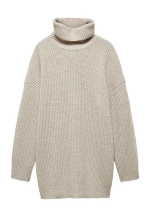 Beżowy sweter z dzianiny z golfem, długimi rękawami i prążkowaną fakturą, z opuszczonymi szwami na ramionach i luźnym krojem.