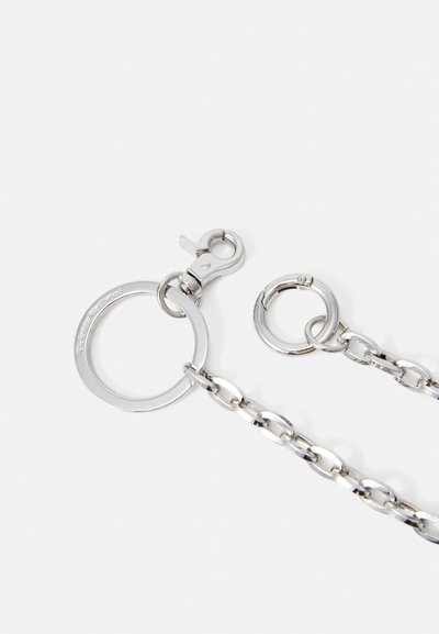 Srebrna metalna veriga z ovalnimi povezavami, okroglo obrobo in sponko v obliki homarja; gladka tekstura s poliranim koncem.