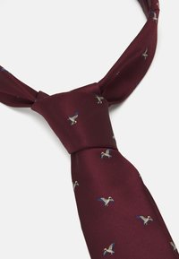 Bordeaux zijden stropdas met een ribbelstructuur, versierd met geborduurde vogels in blauw en crème, geknoopt aan de bovenkant voor een veilige draagervaring.