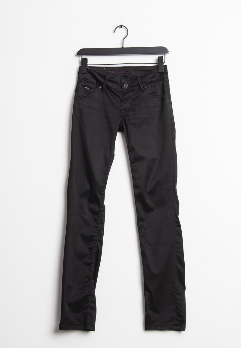 Czarne, obcisłe jeansy z denimu o gładkiej fakturze, z pięcioma kieszeniami i zapięciem na guzik, wiszące na czarnym wieszaku na białym tle.