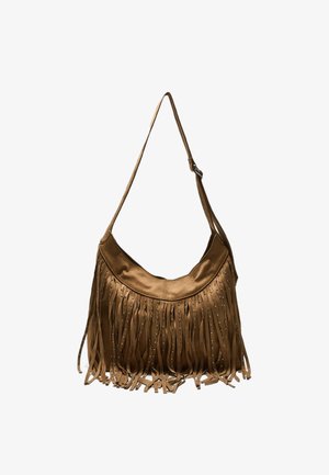 Hnedá kožená kabelka na rameno s dlhými strapcami a malými kovovými cvočkami, vybavená nastaviteľným popruhom a mäkkým, ležérnym tvarom.