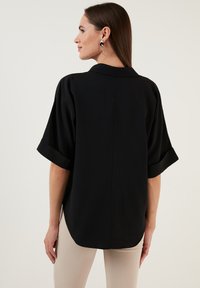 LELA LOOSE FIT - Camicetta - black