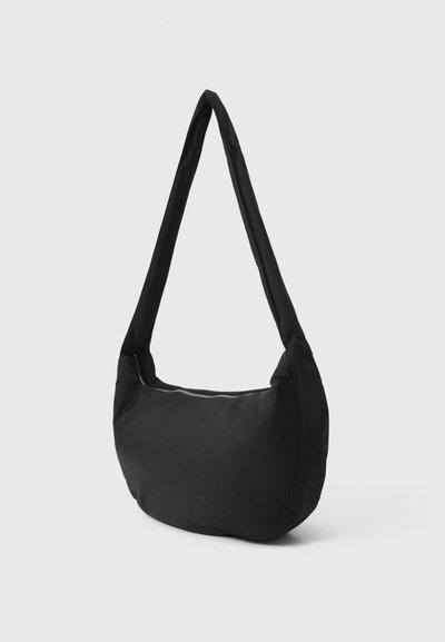 Borsa a spalla nera con un tessuto liscio e opaco, una silhouette curva e una lunga tracolla singola. Presenta una chiusura con zip lungo la parte superiore.