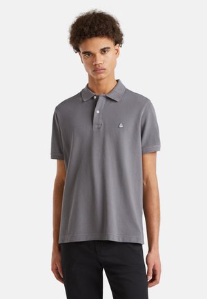 Camisa polo gris de algodón con cuello, mangas cortas y un pequeño logo bordado en el lado izquierdo del pecho.