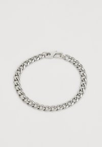 Zilveren metalen armband met grote schakels, een gladde textuur en een veilige sluiting. Modern ontwerp, geschikt voor dagelijks gebruik.