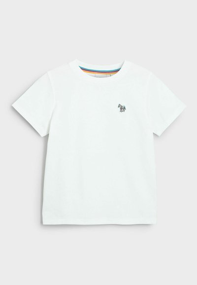 T-shirt bianco in cotone con maniche corte e collo rotondo. Presenta un piccolo design ricamato sul petto e un colletto interno a strisce multicolori.