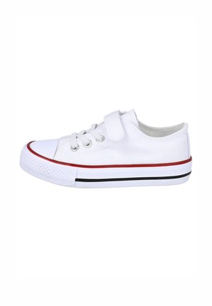 Zapatilla blanca de tela con franjas horizontales rojas y negras, puntera redonda, diseño con cordones y tira de Velcro, suela de goma texturizada.