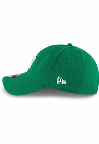 Grüner Baseballcap mit gebogenem Schirm, versehen mit einem weißen, gestickten Logo auf der Vorderseite und einem kleinen weißen Akzentlogo an der Seite.
