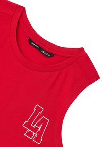 Top in cotone rosso senza maniche con scollo rotondo e grafica bianca "LA" stampata nella parte bassa anteriore. Tessuto liscio.