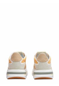 Paire de baskets beige et orange vues de dos, avec des coussinets de talon texturés et des semelles blanches avec des détails gris et jaunes.