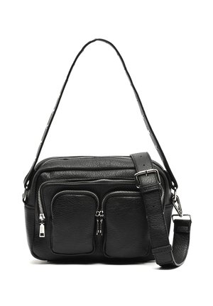 Zwarte leren crossbodytas met verstelbare riem, twee voorvakken met rits en een getextureerd oppervlak.