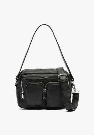 Zwarte leren crossbodytas met verstelbare riem, twee voorvakken met rits en een getextureerd oppervlak.