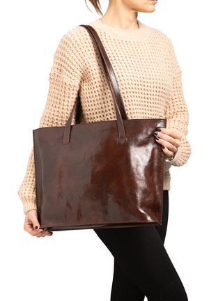 Borsa a mano in pelle marrone con una finitura lucida, presenta manici lunghi, una forma rettangolare e hardware minimale per un design elegante.