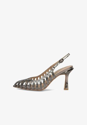 Scarpa slingback con tacco alto, punta aperta e finitura metallica argento, design a gabbia traforata e cinturino regolabile con fibbia.