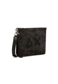 Borsa a spalla in tessuto nero con superficie testurizzata, logo diagonale prominente, chiusura con zip e tracolla regolabile e removibile.