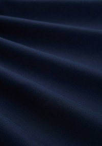 Navyblauer Stoff mit glatter Textur, der subtile Wellen und ein einheitliches Erscheinungsbild zeigt, ideal für verschiedene Textilanwendungen.