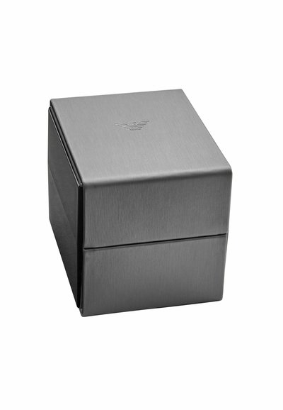 Boîte en acier inoxydable brossé de forme carrée, présentant un logo en relief discret sur le dessus et un design élégant avec une finition sans couture.