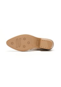 Suela de zapato de cuero marrón claro con un acabado suave. Presenta un diseño parecido a una hoja y cinco patrones en forma de estrella embellecidos en la superficie.