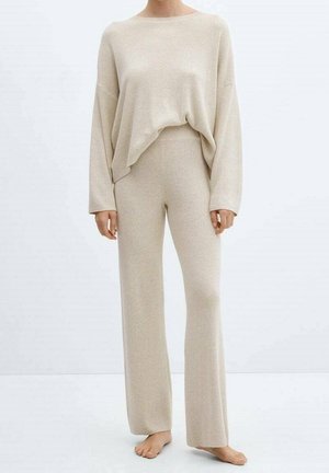 Ensemble assorti en tricot beige composé d'un haut à manches longues ample et d'un pantalon ajusté à texture côtelée, doté d'une taille élastique.